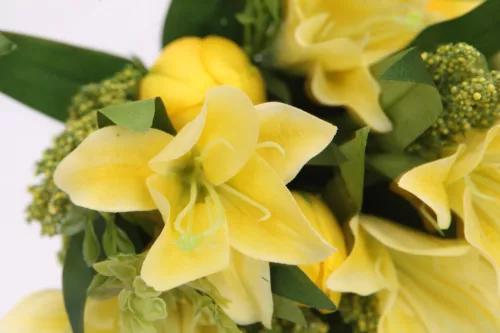 Prémium 40 cm-es citromsárga vegyes művirág csokor – 12 szálas liliom és tulipán dekor kompozíció