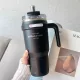 SITARAYURI Coffee thermo bögre szívószállal és füllel – 1 liter, fekete