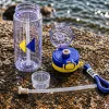 550 ml-es sport kulacs szívószállal és hordozópánttal – BPA-mentes ivópalack, kék-sárga