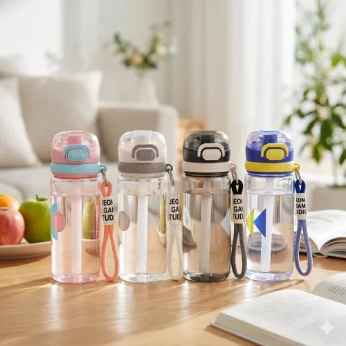 550 ml-es sport kulacs szívószállal és hordozópánttal – BPA-mentes ivópalack, kék-sárga