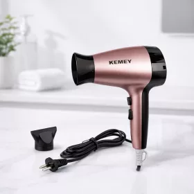   Kemey KM-6836 nagy teljesítményű hajszárító – 1800 W, 3 hőmérséklet-fokozattal, diffúzorral és szűkítő fejjel